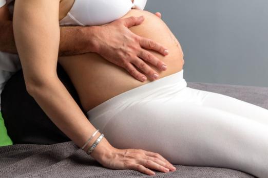 Séance ostéopathie sur une femme enceinte