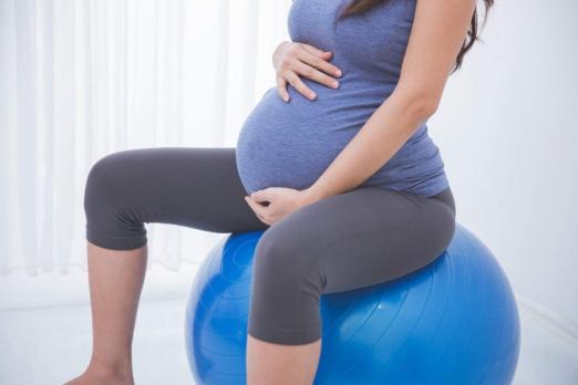 femme enceinte assise sur un ballon de gym femme enceinte assise sur un ballon de gym