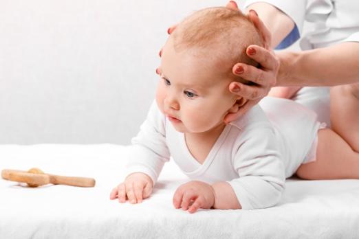 séance ostéopathie sur un bébé